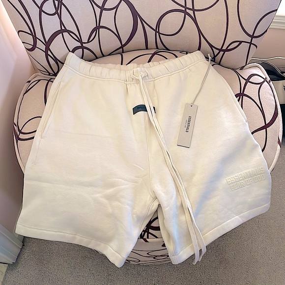 Egg shell essential shorts size medium in men - Picture 1 of 1